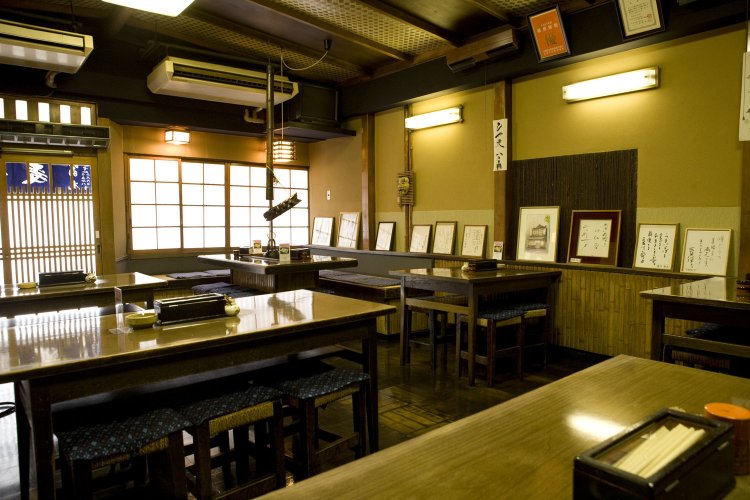 帳場や囲炉裏も現役。1階はテーブル席、2階に座敷あり。