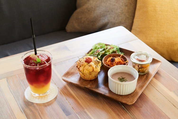 グルメマフィン1100円、フレーバーティー660円。食事もすべて原口さんの手作り。なかでもマフィンはおいしいと評判。