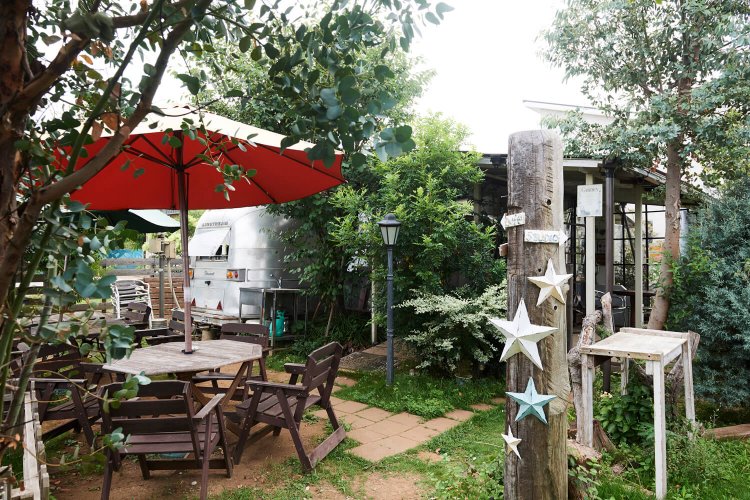 ディスプレイされた小物もアンティークテイスト。