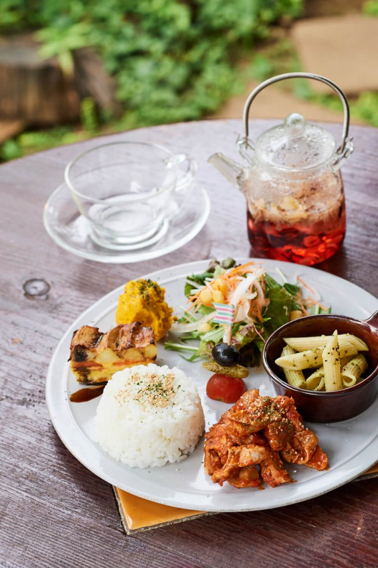 ランチプレートドリンクセット1100円～。コーヒーのみならず、ハーブティーの種類も豊富。