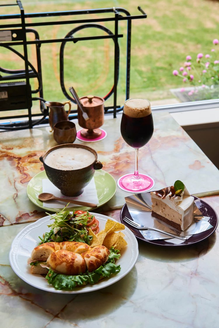 本日のサンドイッチセット1100円（サラダ・ドリンク付き）は自家栽培の野菜が入ることも（手前左）。本日のケーキセット850円（ドリンク付き）。＊金額はいずれも税別