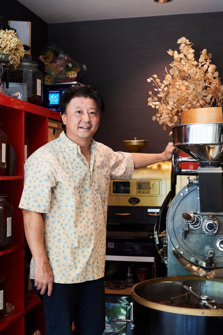 焙煎機と店主の松本さん。