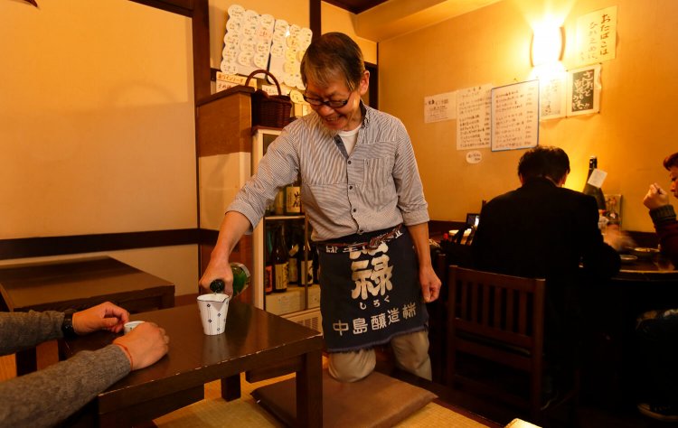 店主の井越さん。全15席。白山通りから1本入った路地にある。