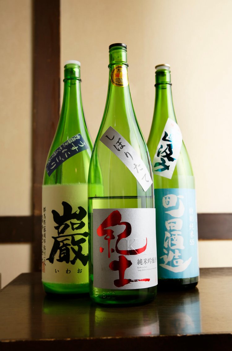 紀土純吟生670円、巌純吟オリ864円(各1合)など。