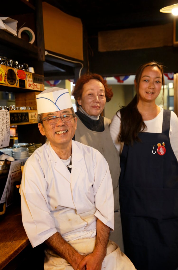 2代目の龍夫さんと千代子さん、長女の綾子さんを中心に切り盛り。