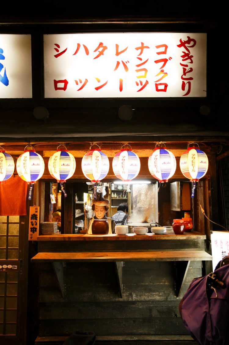 「煮込みは味噌仕立て。20時ごろに無くなることも多いの」と女将。