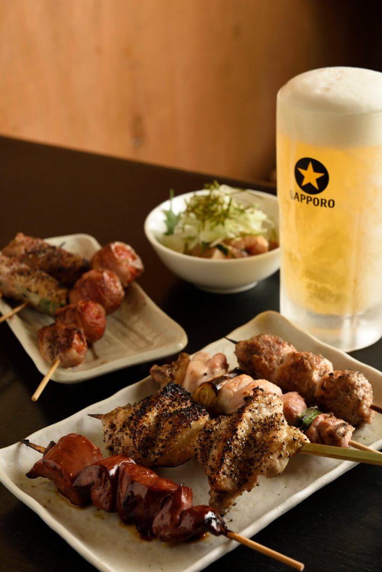 手羽先鬼こしょう串250円(左から2番目)など。生ビール500円。