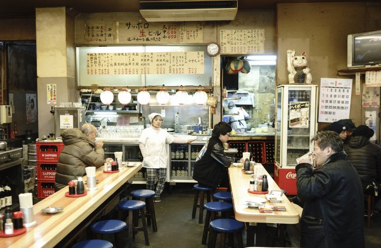 昭和の趣漂うノスタルジックな店内。昼間から一人酒を楽しむ至福も。