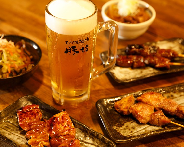 手前から反時計回りにテッポウ、腕、レバ2 本各220 円、もつ煮込み270円ほか。生中450円。