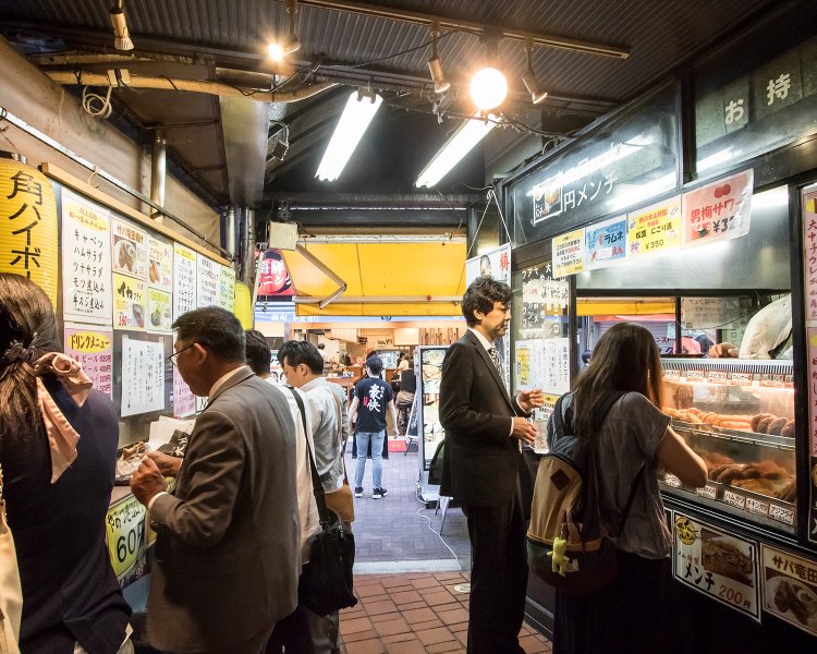 サクっと飲むなら店先のカウンターも。