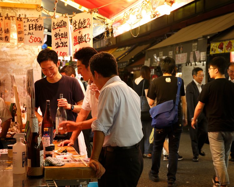 アメ横センタービル東側に立地。