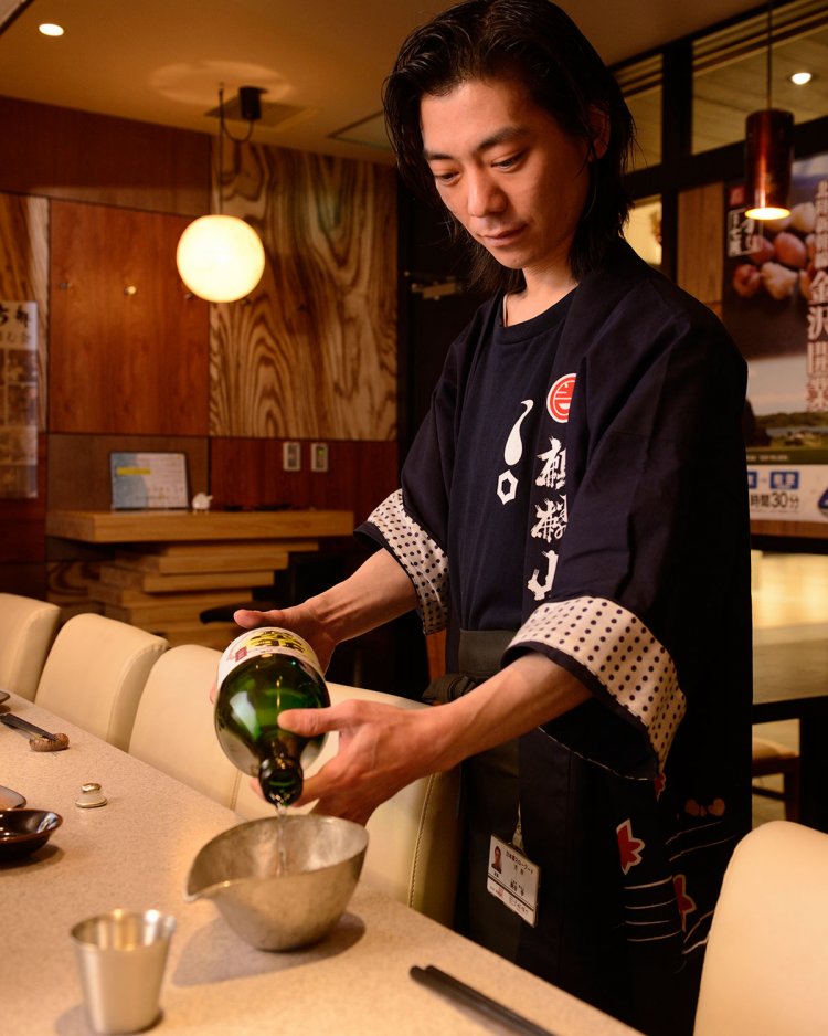 白海老の天婦羅980円、栃尾揚げの神楽南蛮ねぎ味噌焼き780円（値段はすべて税抜価格）。