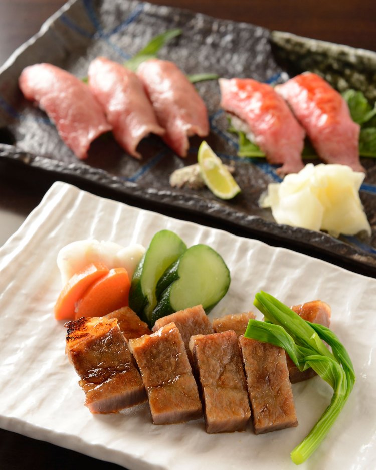 米沢牛すみれ漬け（トモ三角使用）1850円（税抜）、米沢牛寿司の盛り合わせ（ローストビーフと大トロあぶり）2250円（税抜）。