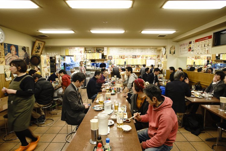 相席という昔ながらの大衆食堂。カウンター席もある。