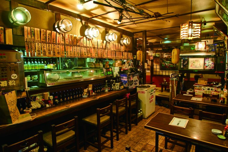 店内には短冊メニューとともにレーシングマシンの写真が飾られている。