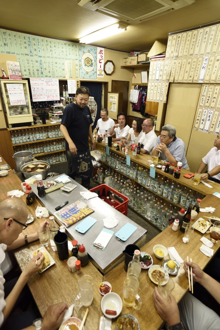 店内はコの字カウンターのみ。キンミヤのボトルキープがずらり。