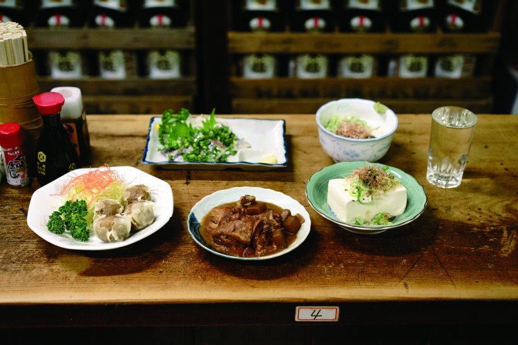 もつのにこみ480円、いわしのさしみ420円など。千葉の名酒「東鏡」360円。