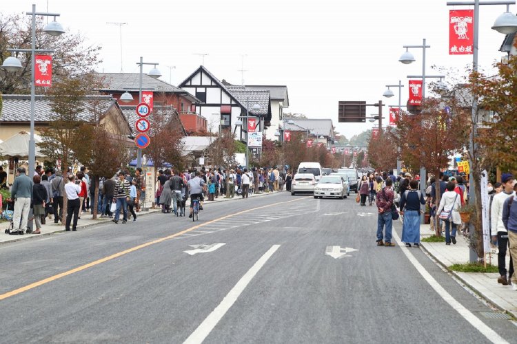 益子観光のメーンストリートである城内坂通りを中心に開催される。