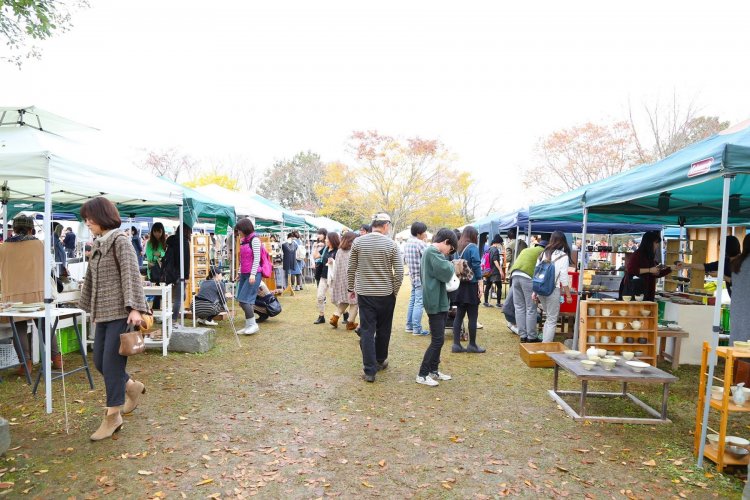 テントでは新進の作家や窯元の職人と直接会話して買う楽しみも。