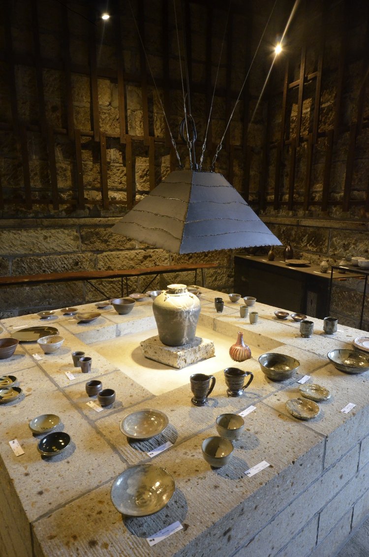 大谷石を組んだ囲炉裏風の台やステンドグラスなど遊び心が楽しい。