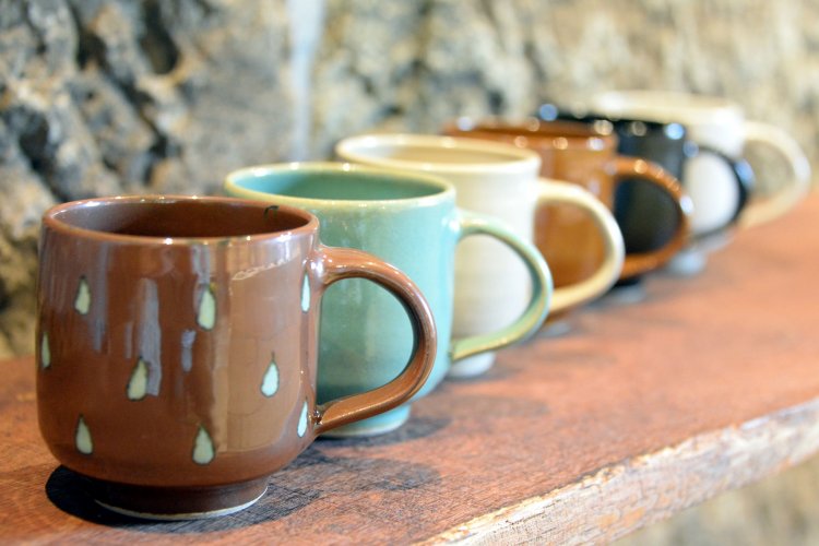 伝統釉のマグカップ2000円前後。益子焼は柿釉など６色が伝統色。