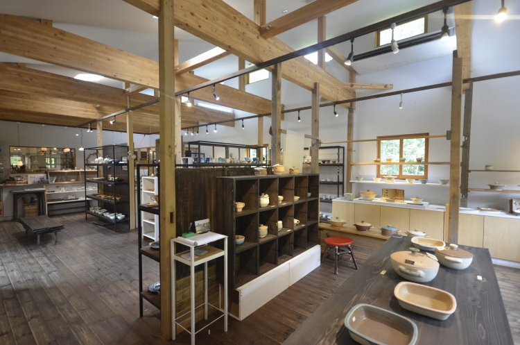 2つのギャラリーの間にカフェスペースを併設する『Space flap』