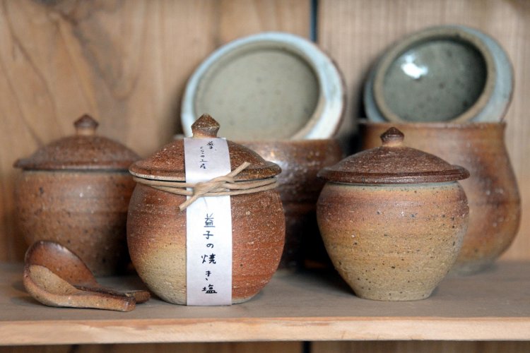 塩の壺2000円～、スプーン400円～。内側に釉薬を塗った砂糖壺もある。