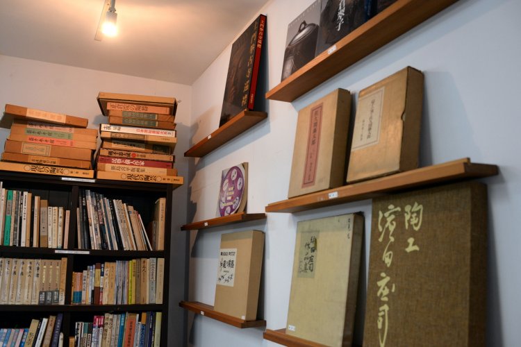 難しそうな陶芸の専門書も。ちょっと立ち寄って知識を仕入れたい。