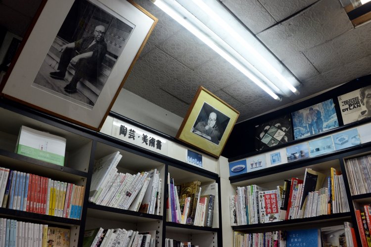 濱田庄司の写真とともに、70'sなLPジャケットも多数ディスプレイ