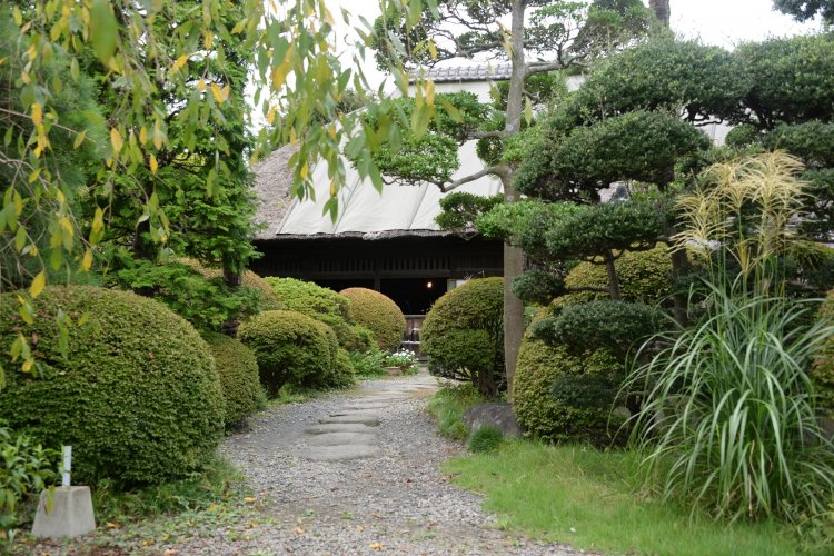 築200年を超える茅葺屋根の母屋は、住居を兼ねた藍染めの作業場