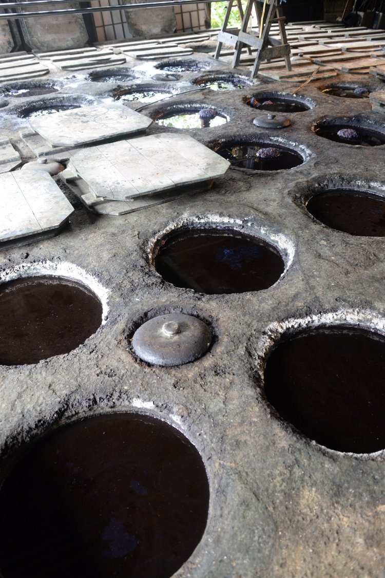 藍染めの甕場。益子焼の歴史より古いため、72個の藍甕は常滑焼。