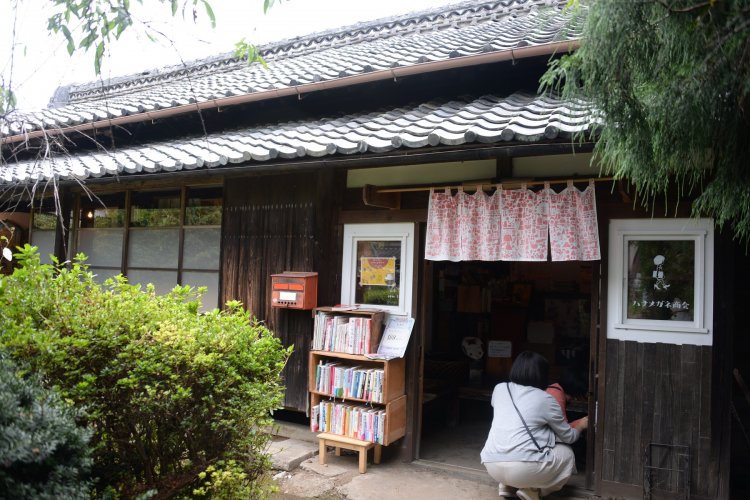 益子本通りから少し奥まった、築100年ほどの小さな古民家の店。