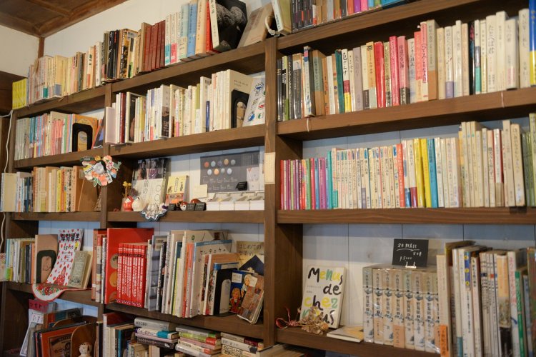 「昭和の奥さんの本棚みたいなもの」をイメージしながらセレクト