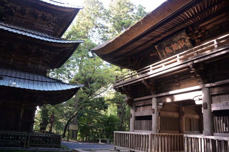 明応元年（1492）築の楼門と三重塔、本堂厨子の3つが国の重要文化財