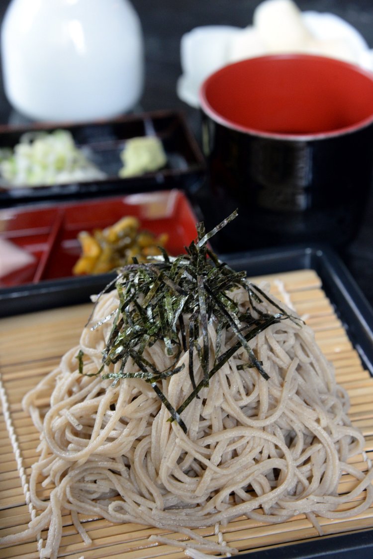 休憩所の『獨鈷處（どっこいしょ）』で県内産ソバで打つ二八蕎麦に舌鼓。ざる800円。