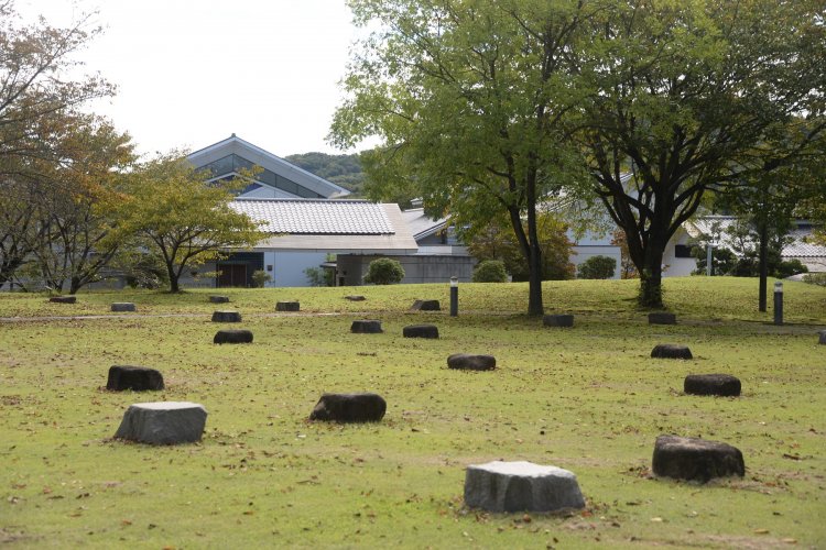 遺跡広場として整備されている益子古城本郭跡。奥の建物は美術館。