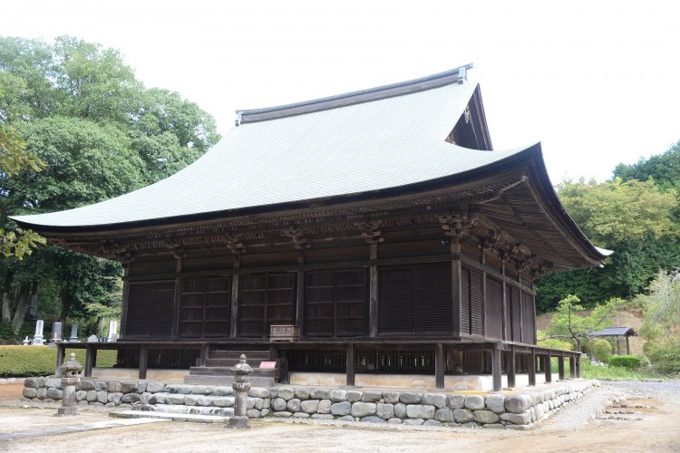 天文11年（1542）築の地蔵院本堂。左手に建つ観音堂も見逃せない。