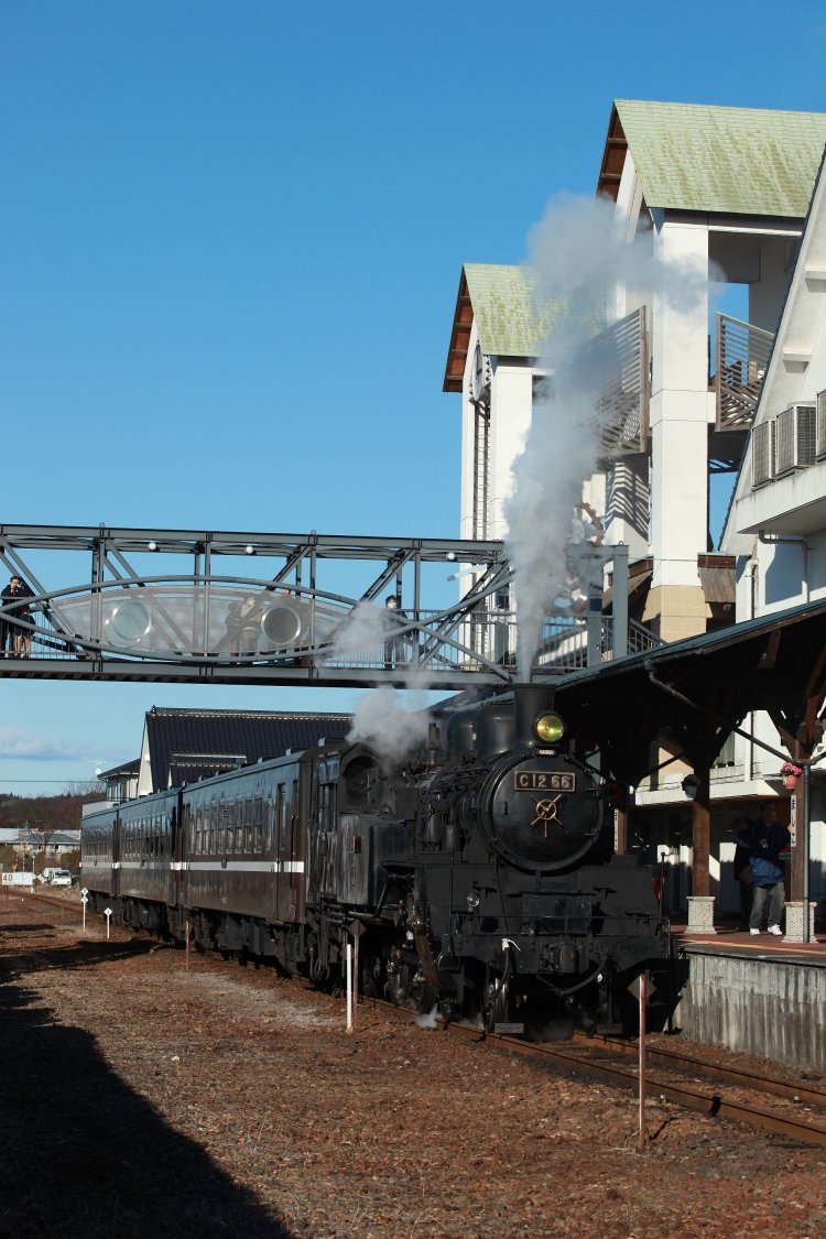 益子駅に停車中の「SLもおか」。普通乗車券とSL整理券が必要。