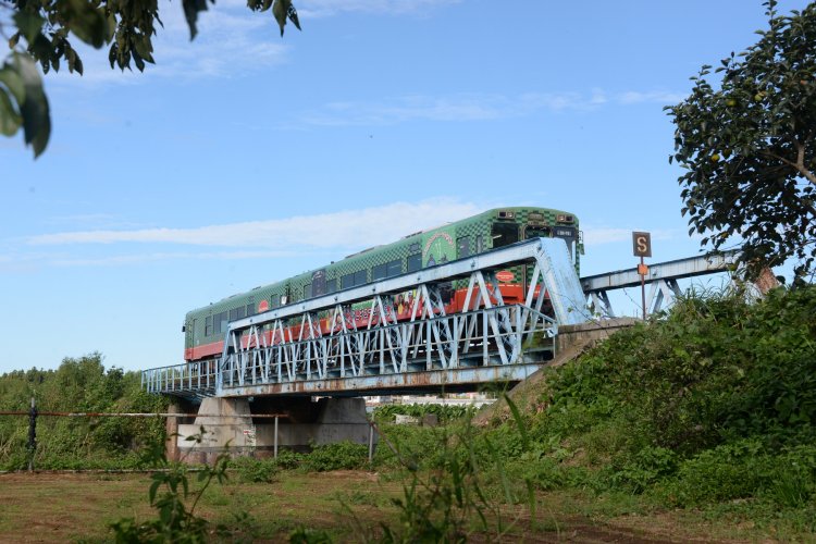 明治中期の英国製鋼材を使う小貝川橋梁。公園からアクセスできる。