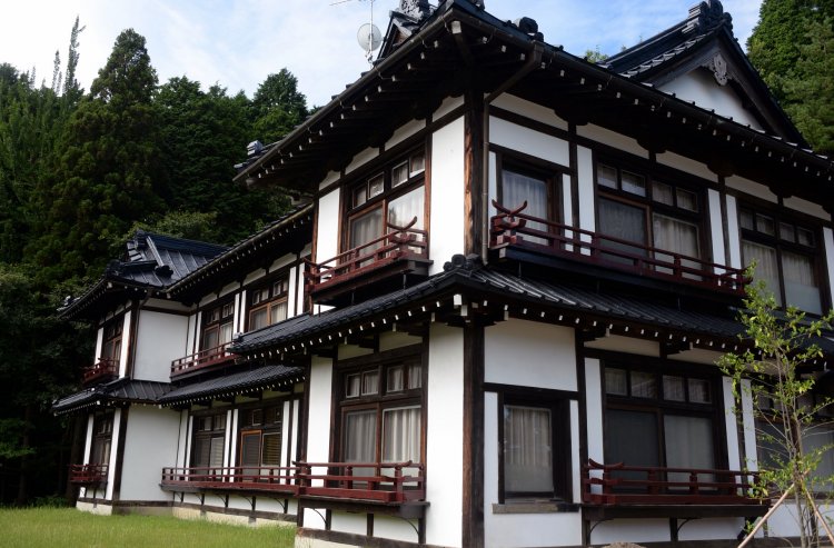 1973年に日光から現在地へ移築され、３年前に町へ寄贈された。