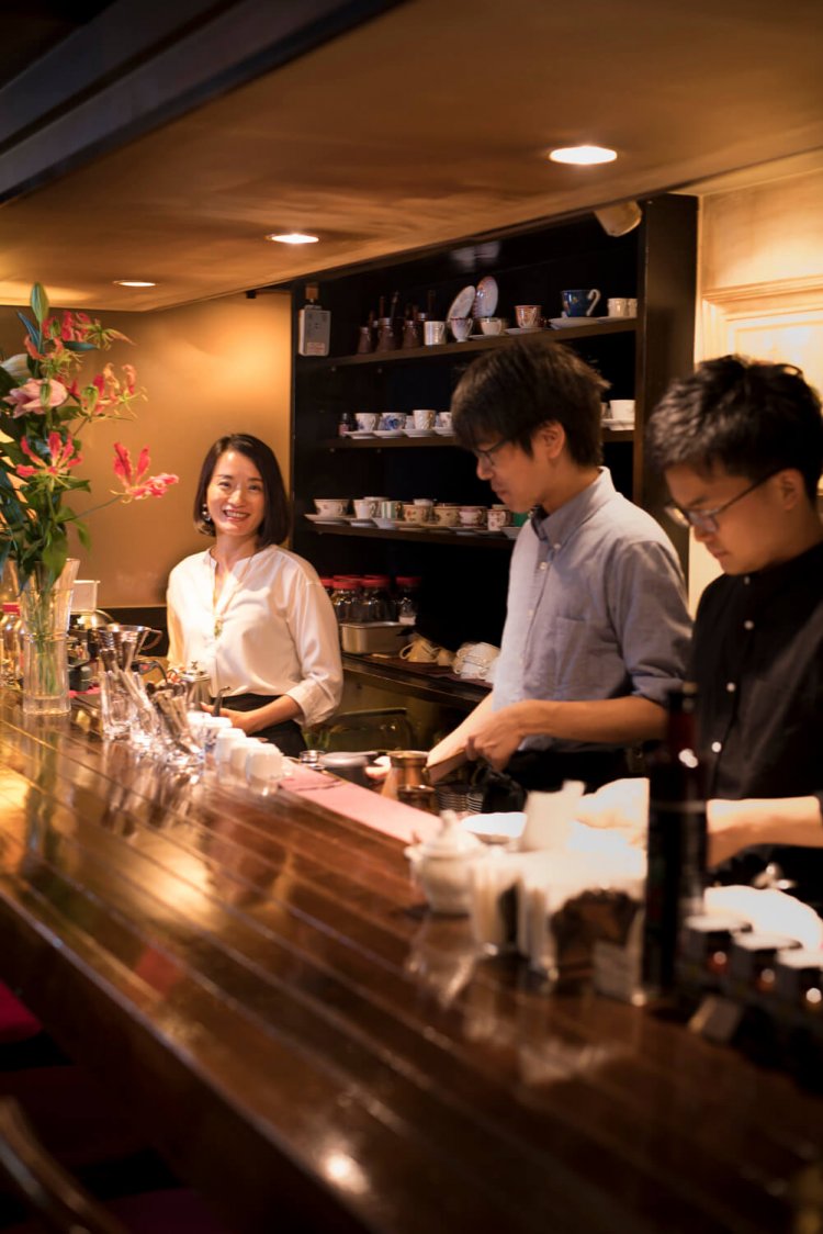 人生の先輩として学生アルバイトたちの相談役も務める三輪さん。