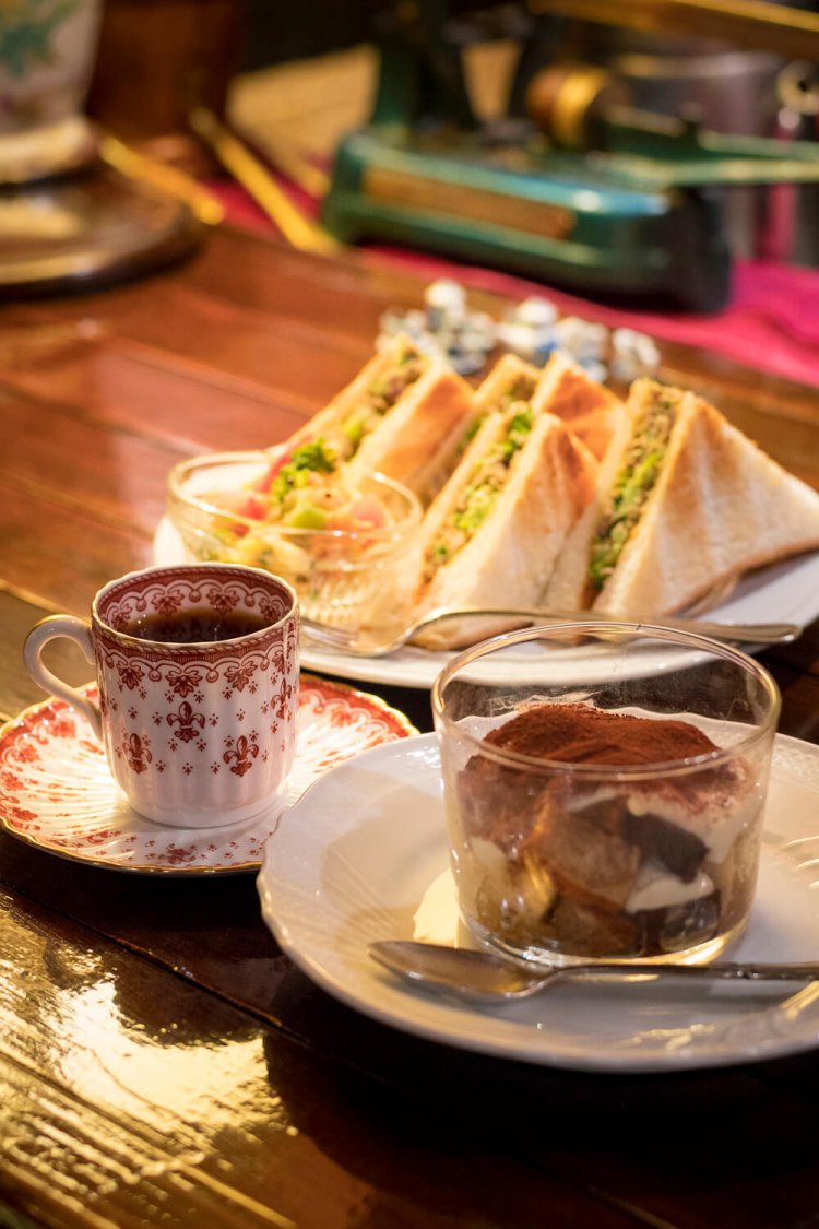 珈琲屋さんのティラミス700円、サバと野菜のカレーパンのコーヒーセット1600円。