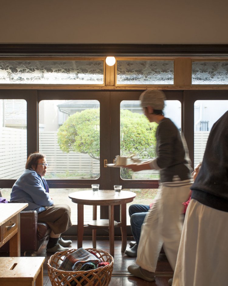 庭のツツジは店の象徴。カフェスペースには「TUTUJI CAFE」という愛称が付いている。
