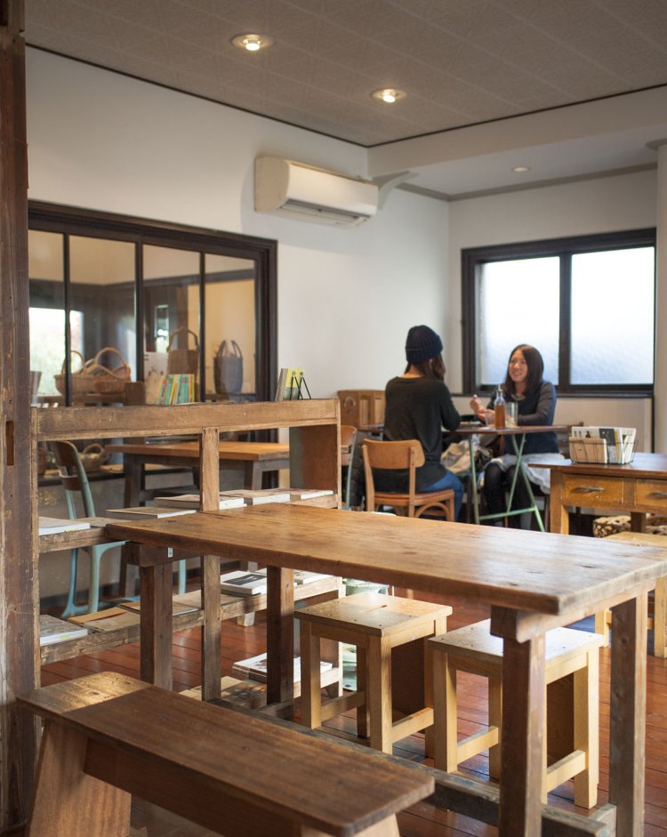 時にギャラリーとなる店内。雑貨や食材も販売する。