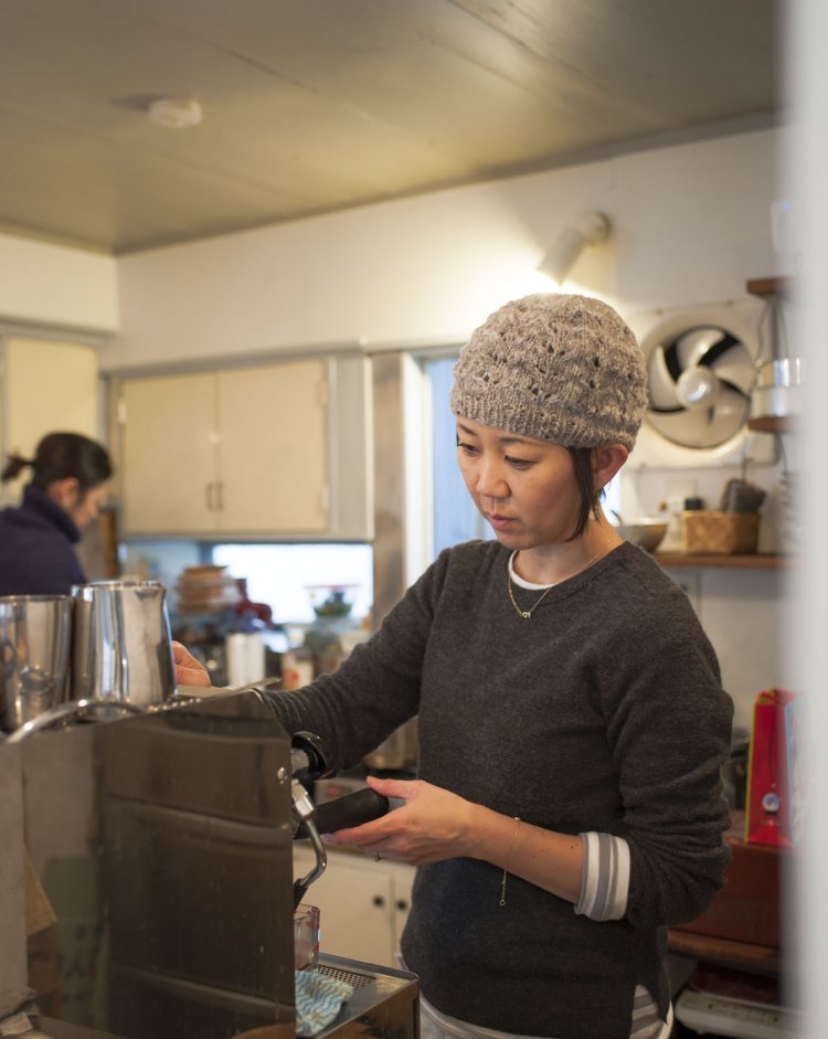 岡崎さん自らハンドドリップ。