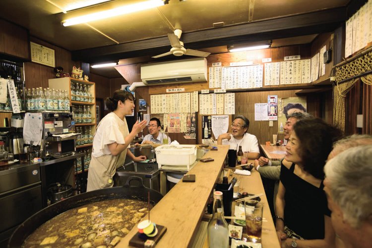 コの字カウンターも前女将時代からのもの。女性スタッフの愛想のよさも◎。