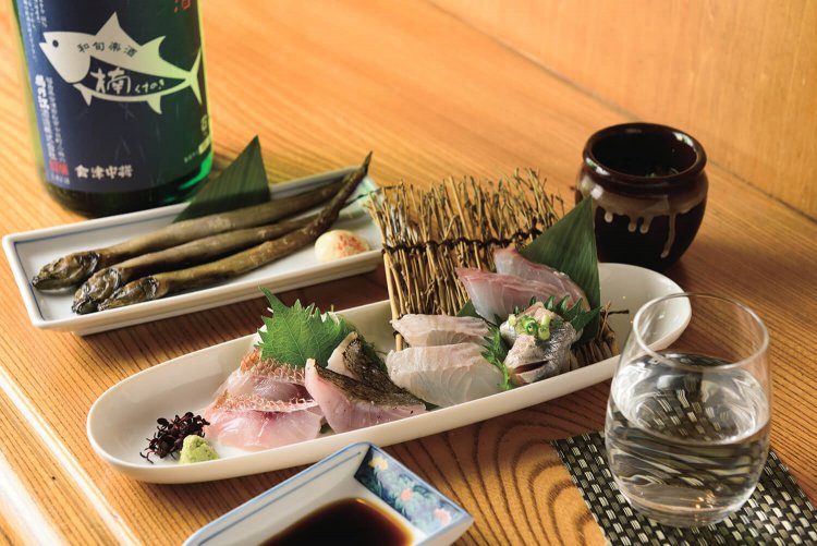 会津中将純米の楠ラベル550円。お刺身盛合せ一人前1210円、幻魚の一夜干し473円、そばの実がのった自家製冷奴275円。