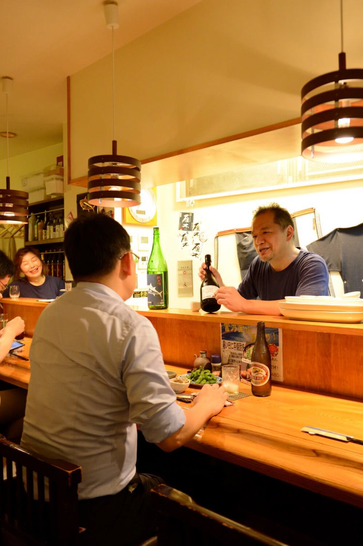 料理に合う日本酒も丁寧に教えてくれる店主。