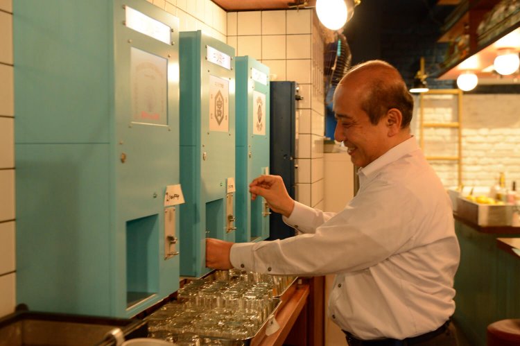 キンミヤ焼酎100円、ハマグリ出汁おでんなどセルフ式のメニューも。