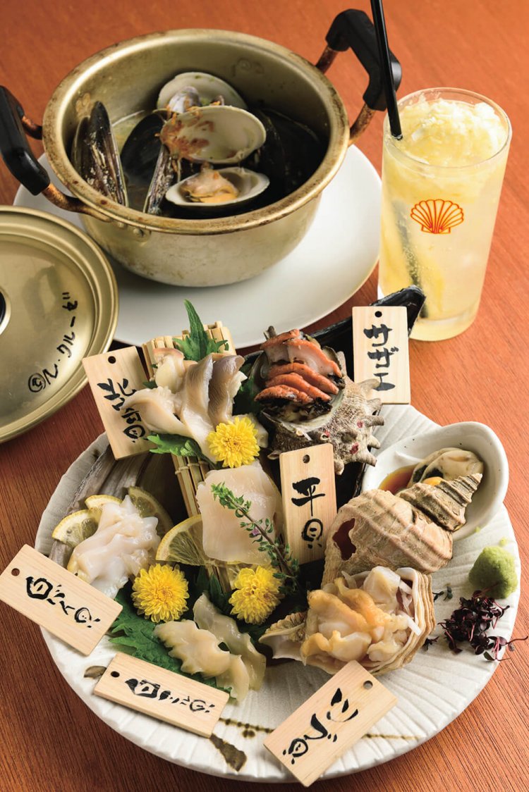 刺身5点盛り2700円は実際には6～8点盛り。氷結クラッシュレモンサワー420円。